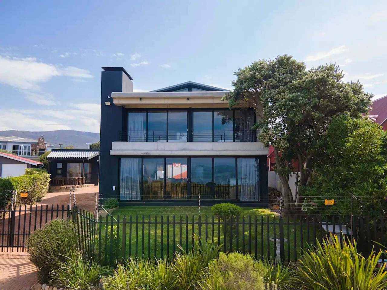 Imoyo Ocean Villa and Studio Apartment in Sandbaai, Hermanus